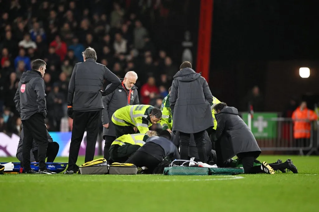 Imágenes que nunca queremos ver en una cancha: el jugador del Luton es atendido por el cuerpo médico, tras desplomarse | Getty Images