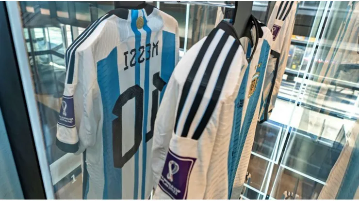 Las camisetas de Messi en Qatar se fueron por un camión de plata.