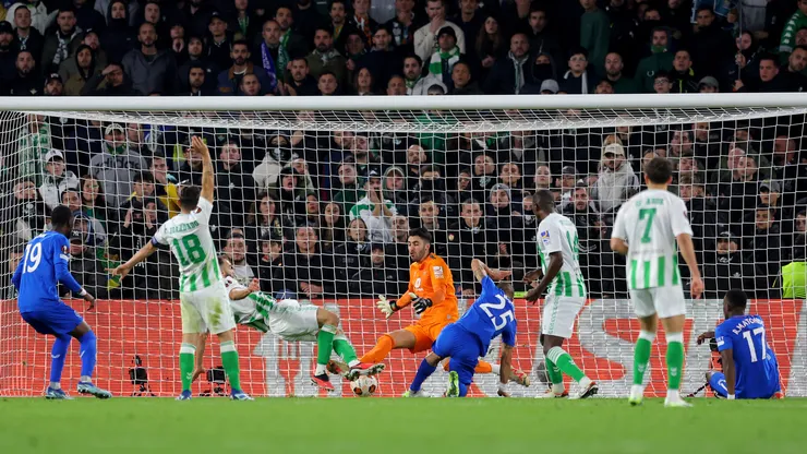 Farra y eliminación en Europa League del Real Betis de Pellegrini y Bravo.