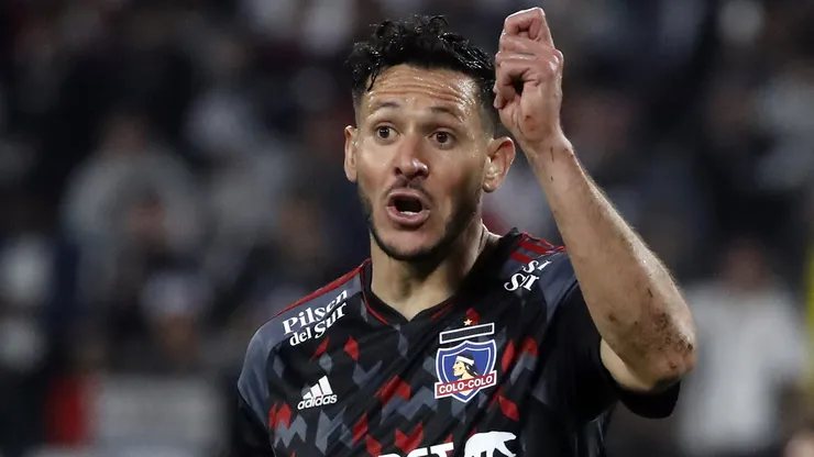Ramiro González le quita el balón y sale jugando contra un hater de redes sociales.