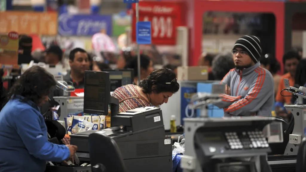 Personas haciendo compras en un supermercado.