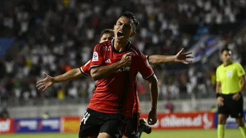 Pizarro festeja el gol ante Magallanes en Copa Chile