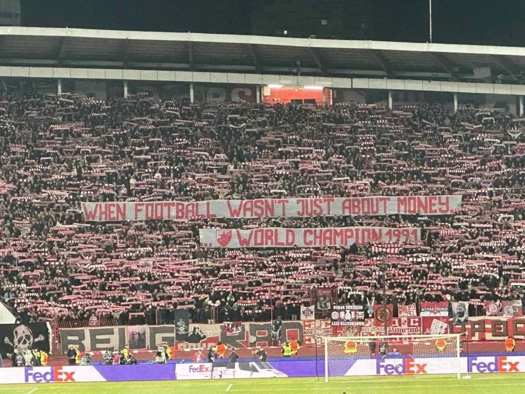 La pancarta que desplegó la hinchada del Estrella Roja recordando su título contra Colo Colo