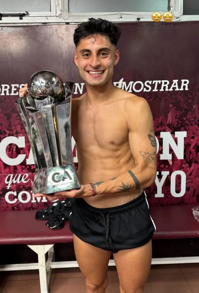 Javier Altamirano con la Copa Argentina ganada con Estudiantes de La Plata. Foto: Instagram.
