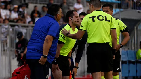 El árbitro asistente Alejandro Molina debió salir de la Final de Copa Chile por lesión.
