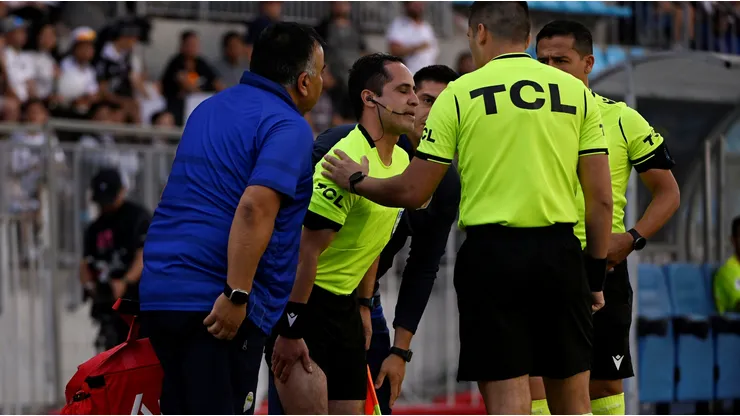 El árbitro asistente Alejandro Molina debió salir de la Final de Copa Chile por lesión.