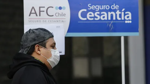 Largas filas en la AFC para cobrar el Seguro de Cesantía.