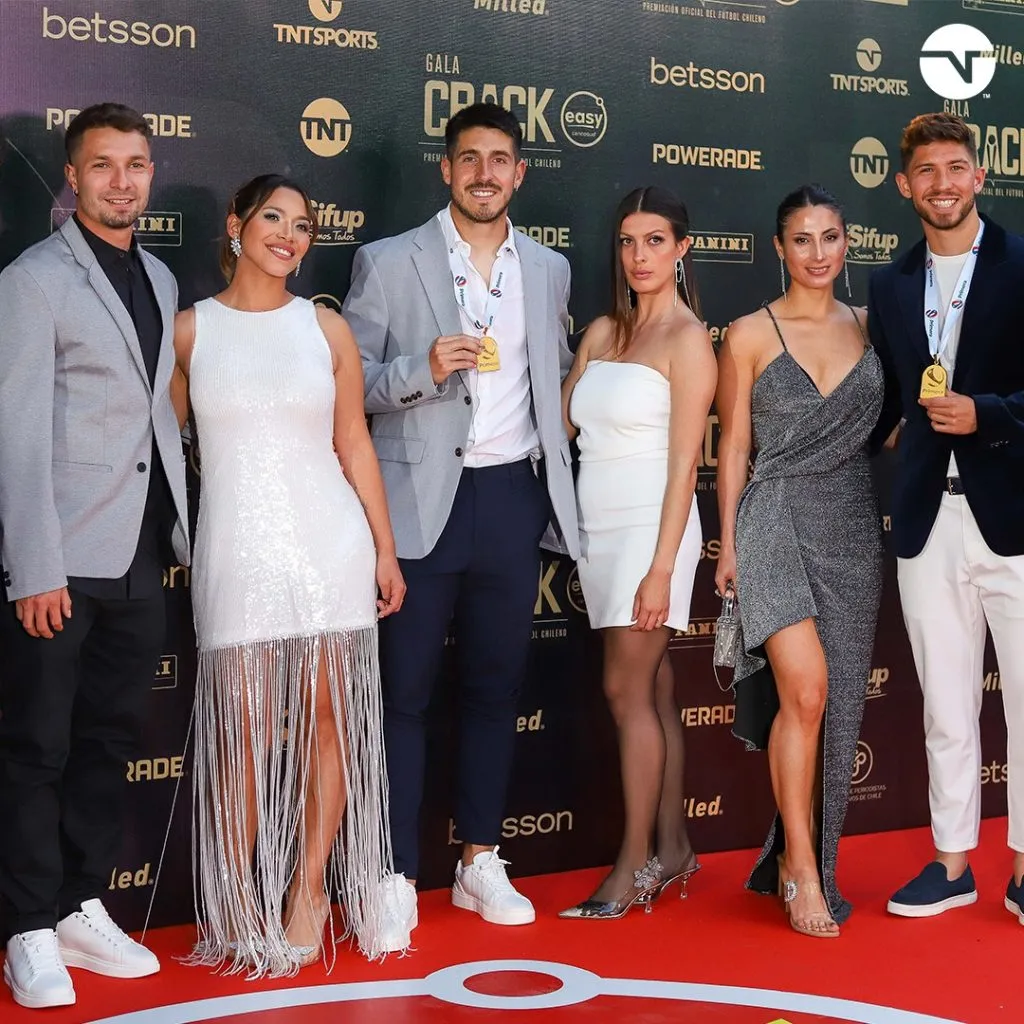 Huachipato tuvo que conformarse con su paseo en la alfombra roja con las medallas. Foto: TNT Sports.
