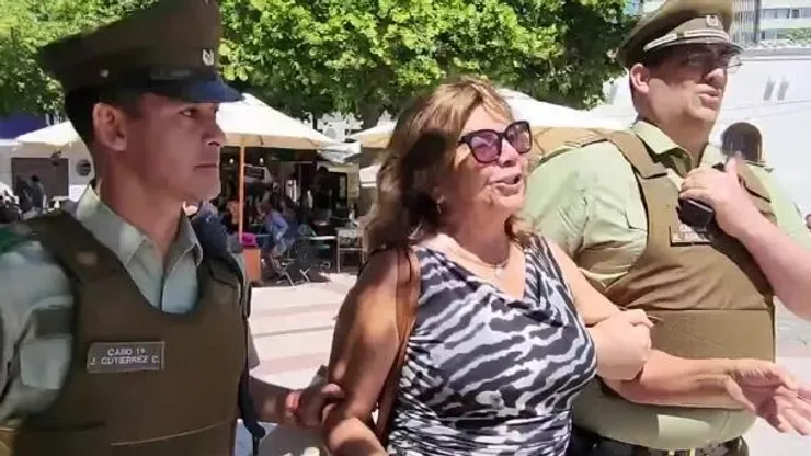 Mujer intenta quemar con café a Camila Vallejo