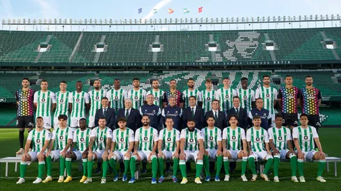 Foto oficial del Real Betis con los chilenos protagonistas.