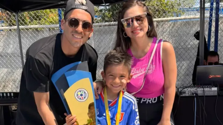 Ramiro Fernández levanta la copa con Universidad de Chile.