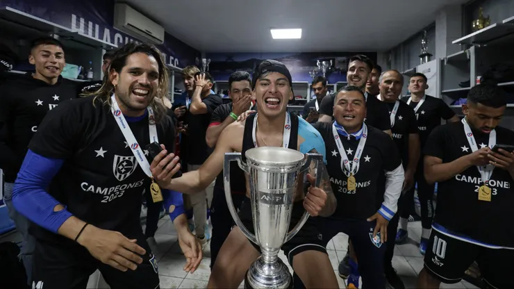 El plantel de Huachipato con el título de campeón del Campeonato Nacional.