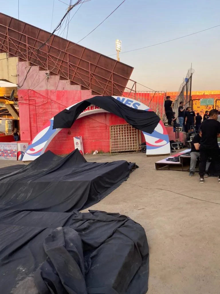 La tarima de campeón estaba armada y lista en el estadio Santa Laura. | Foto: Patricio Echagüe / RedGol