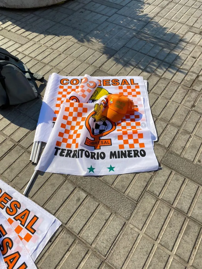 La venta de banderas con dos estrellas a las afueras del metro Plaza Chacabuco. | Foto: Patricio Echagüe / RedGol