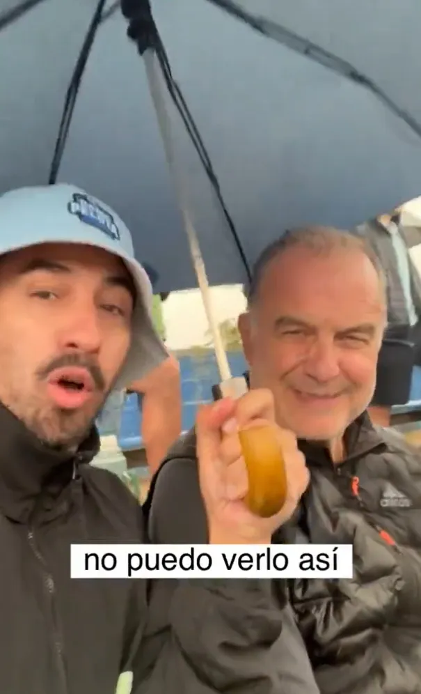 Bielsa se rió con humorista que lo ayudó con el paraguas