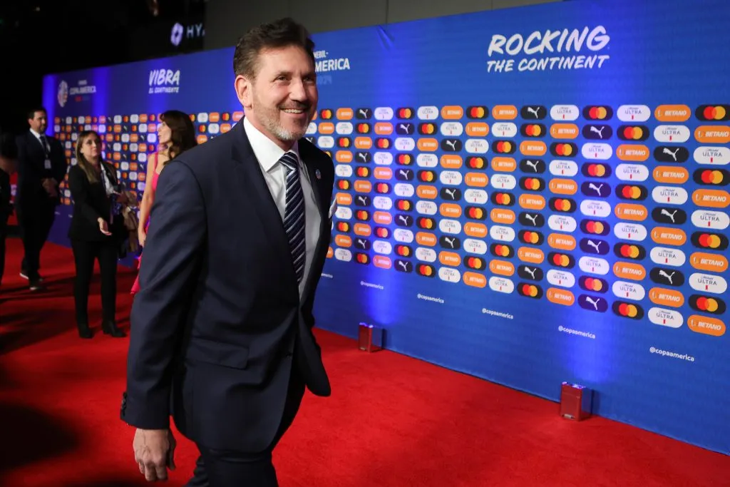 ¡Qué sorpresa! Al presidente de la Conmebol le “regalaron” la 10 en el duelo de las leyendas | Getty Images