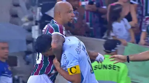 Melo casi le hace una llave digna de la WWE a Luis Suárez.