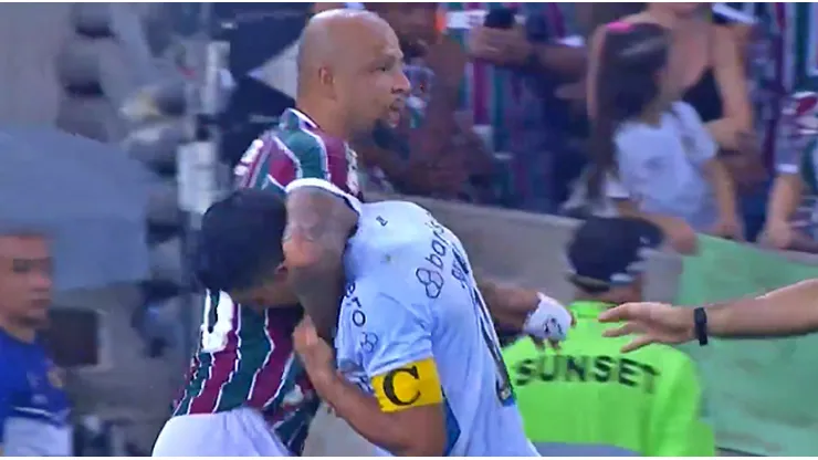 Melo casi le hace una llave digna de la WWE a Luis Suárez.