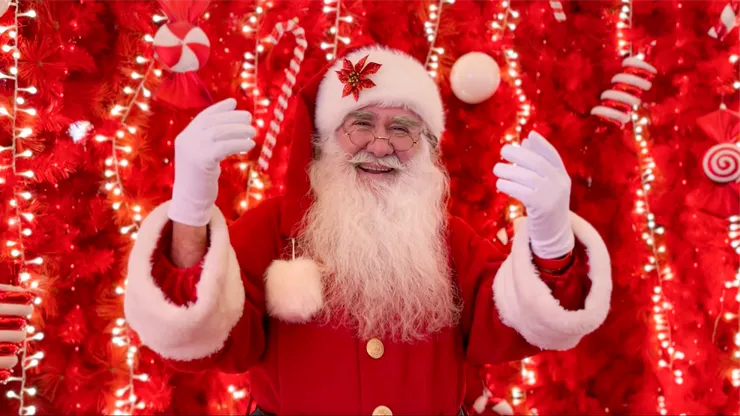 Panoramas navideños: Viejito Pascuero oficial llega al Parque Arauco.