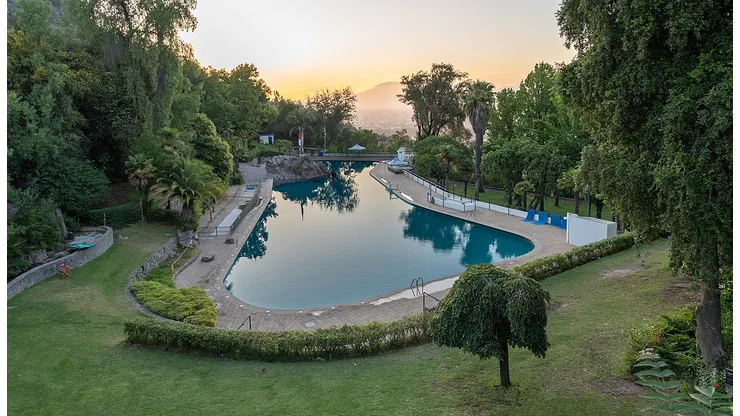 ¿Dónde hay piscinas en Santiago? Los panoramas para verano