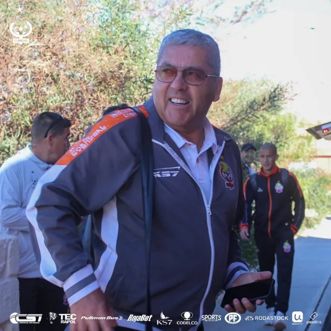 Gustavo Huerta busca su primer título de Primera División en su carrera como entrenador. | Foto: Cobresal.