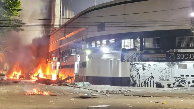 Parte de los incidentes en Vila Belmiro tras descenso de Santos.