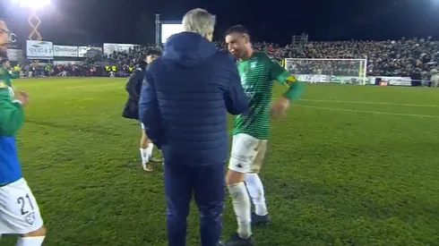 Manuel Pellegrini se acercó al capitán del Villanovense para consolarlo tras la agónica remontada del Betis.