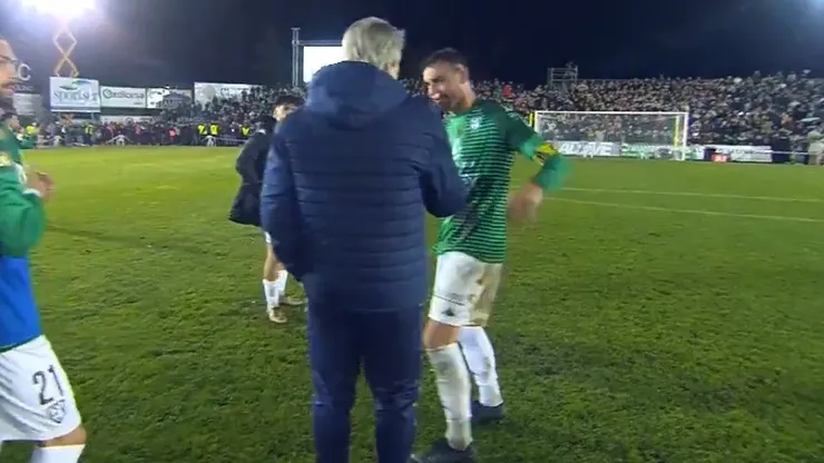 Manuel Pellegrini se acercó al capitán del Villanovense para consolarlo tras la agónica remontada del Betis.