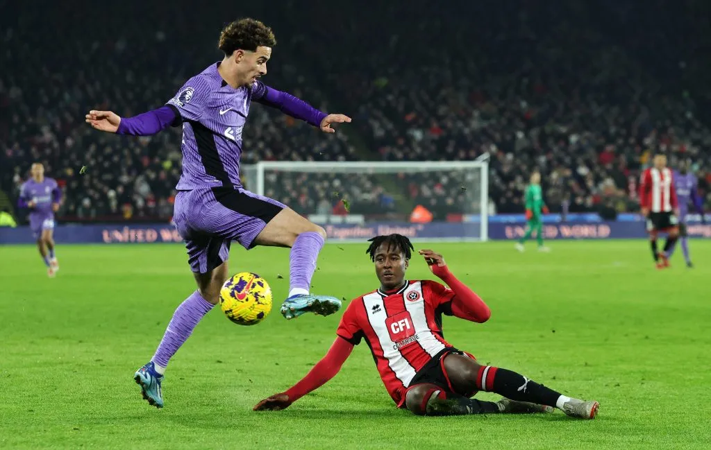 Liverpool sigue firme en su lucha por darle casa al Arsenal en esta Premier League 2023-24. | Foto: Getty Images.