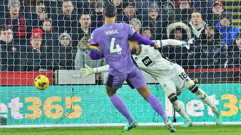 Un golazo de Van Dijk aportó al triunfo de Liverpool.