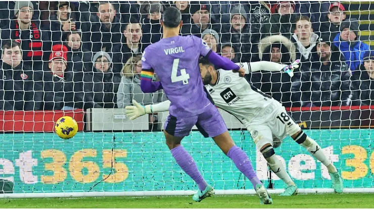 Un golazo de Van Dijk aportó al triunfo de Liverpool.