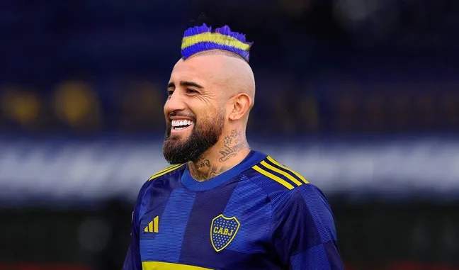 Arturo Vidal con los clásicos colores de Boca en su mítico mohicano. | Foto: Diario Olé.