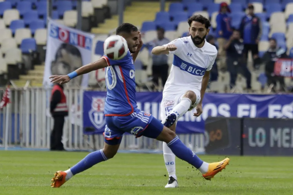 Cristián Cuevas en el Clásico Universitario ante Federico Mateos. (Eduardo Fortes/Photosport).