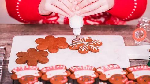 Galletas de Navidad decoradas con glaseado.