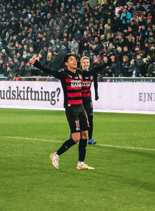Así celebró Darío Osorio su golazo en el duelo del Midtjylland ante el Viborg. El chileno encaminó la goleada. (Foto: Midtjylland).