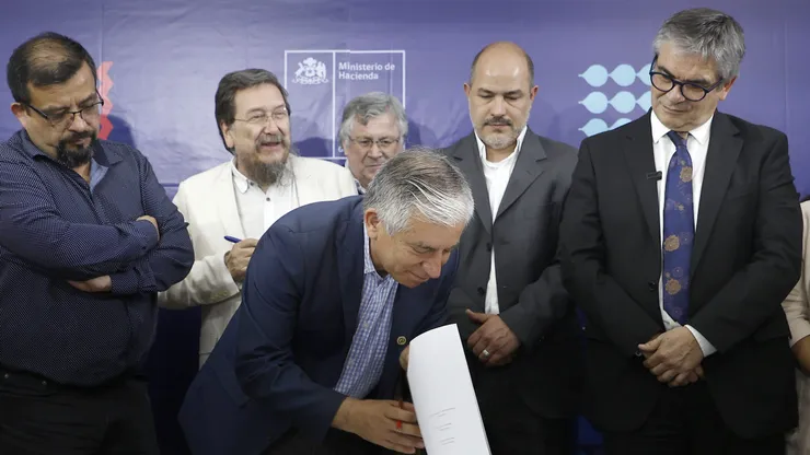 El acuerdo alcanzado por el Gobierno fue firmado por más de 16 organizaciones gremiales.