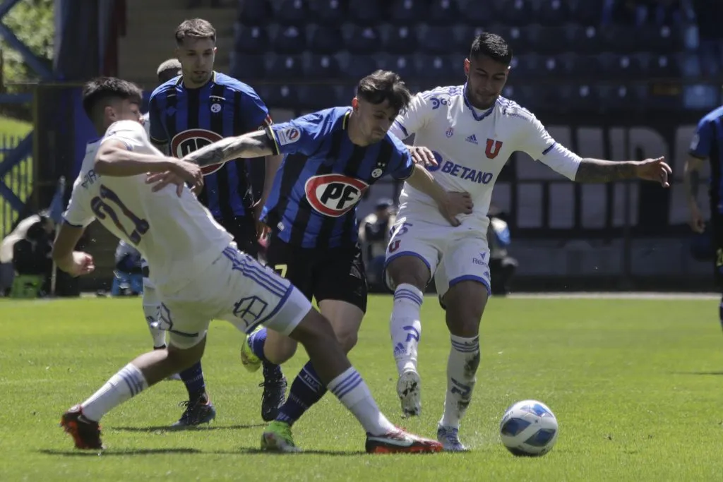 Walter Mazzantti en acción por Huachipato ante Universidad de Chile. (Eduardo Fortes/Photosport).