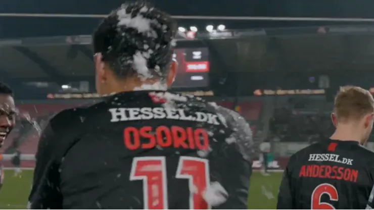 Darío Osorio recibió una bola de nieve tras anotar un golazo para el Midtjylland en el clásico ante el Viborg.