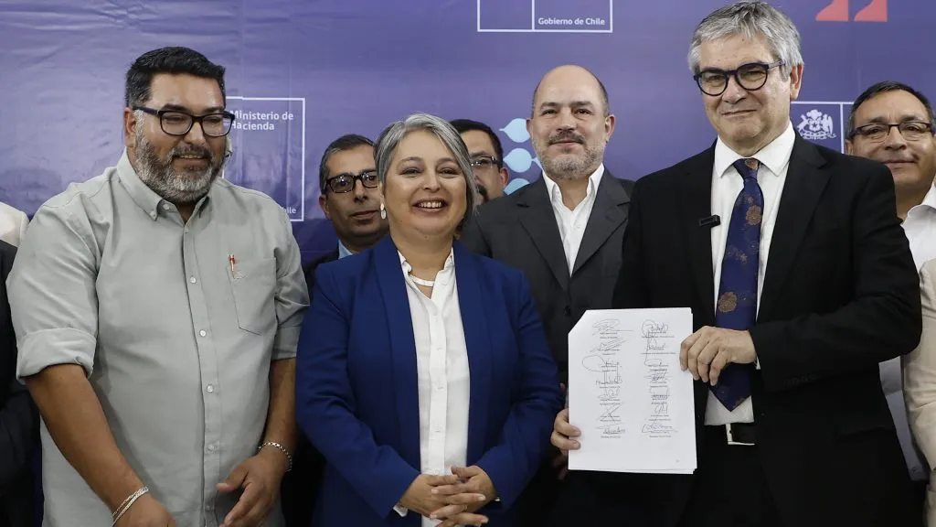Los ministros Jeannette Jara y Mario Marcel dieron a conocer el acuerdo alcanzado con la mesa del sector publico.