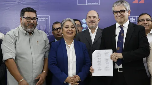 Los ministros Jeannette Jara y Mario Marcel dieron a conocer el acuerdo alcanzado con la mesa del sector publico.