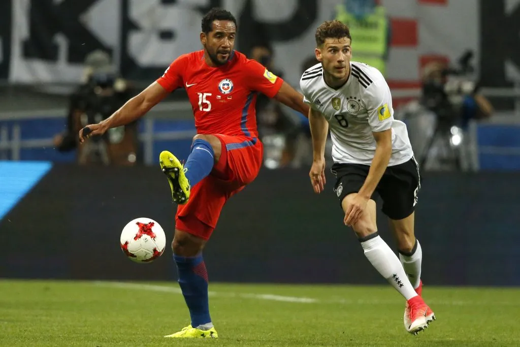 Jean Beausejour aguanta la marca de Leon Goretzka en la derrota de Chile frente a Alemania por la final de la Copa Confederaciones 2017. (Andrés Piña/Photosport).