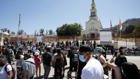 Cientos de peregrinos visitan el cerrado santuario de Lo Vásquez (8 de diciembre de 2021)