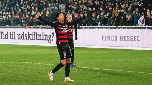 El chileno fue figura en la tremenda victoria del Midtjylland en el clásico ante Viborg, con el que quedan punteros de la Superliga de Dinamarca.