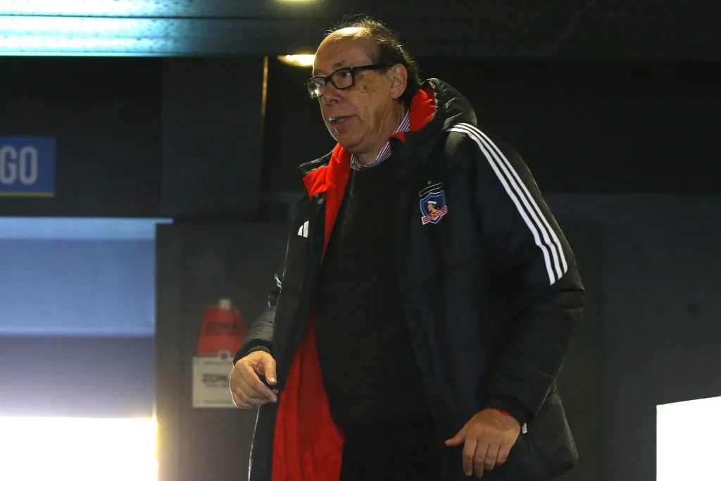 Alfredo Stöhwing tuvo un encontrón con varios hinchas de Colo Colo, que incluso “intentaron agredirlo”. (Sebastian Cisternas/Photosport).