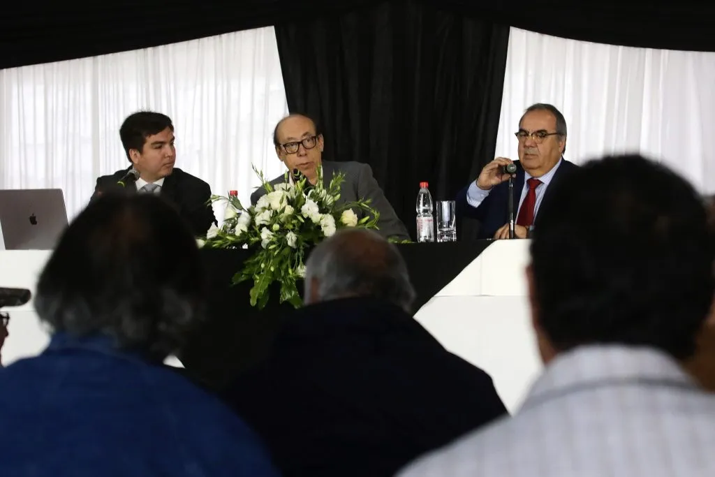 Alfredo Stöhwing y a su lado, Alejandro Paul, quien arregla la posición del micrófono. (Javier Salvo/Photosport).
