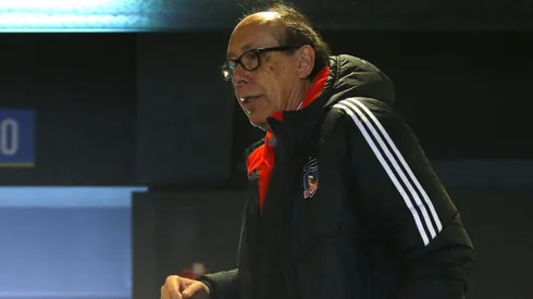Alfredo Stöhwing tuvo un percance en la salida del Monumental tras la derrota de Colo Colo ante Unión Española.