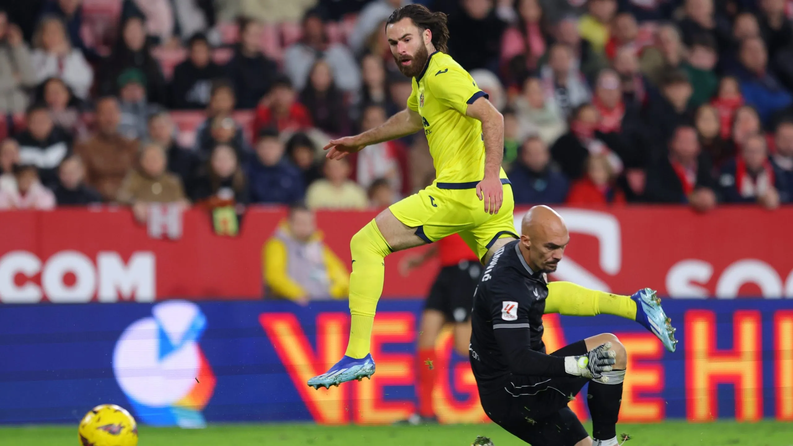 Ben Brereton Díaz anotó su primer gol oficial con Villarreal, pero el VAR se lo anuló. Foto: Getty Images.
