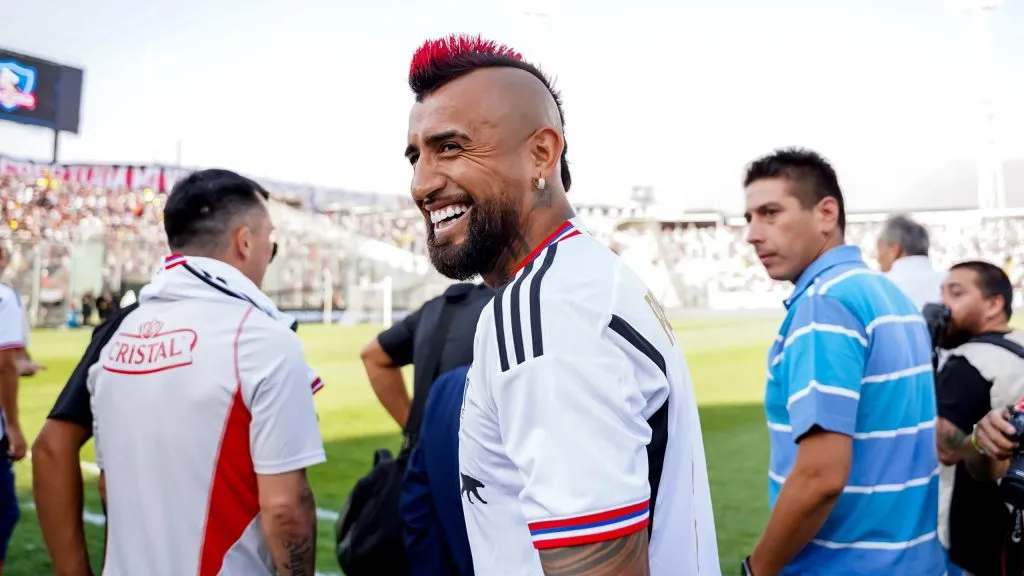 Arturo Vidal con la camiseta de Colo Colo