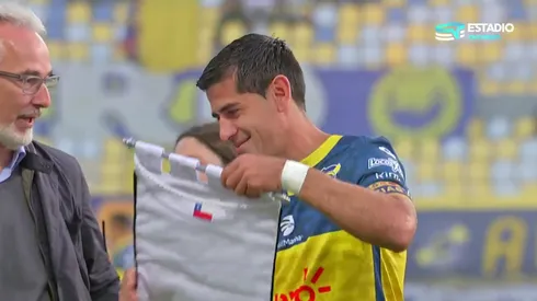 Julio Barroso y el banderín de Colo Colo