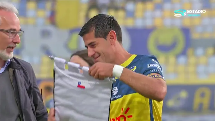 Julio Barroso y el banderín de Colo Colo